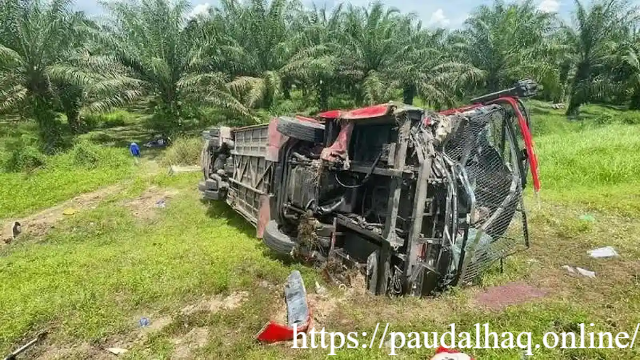 Bus Halmahera Terbalik Usai Hantam Truk
